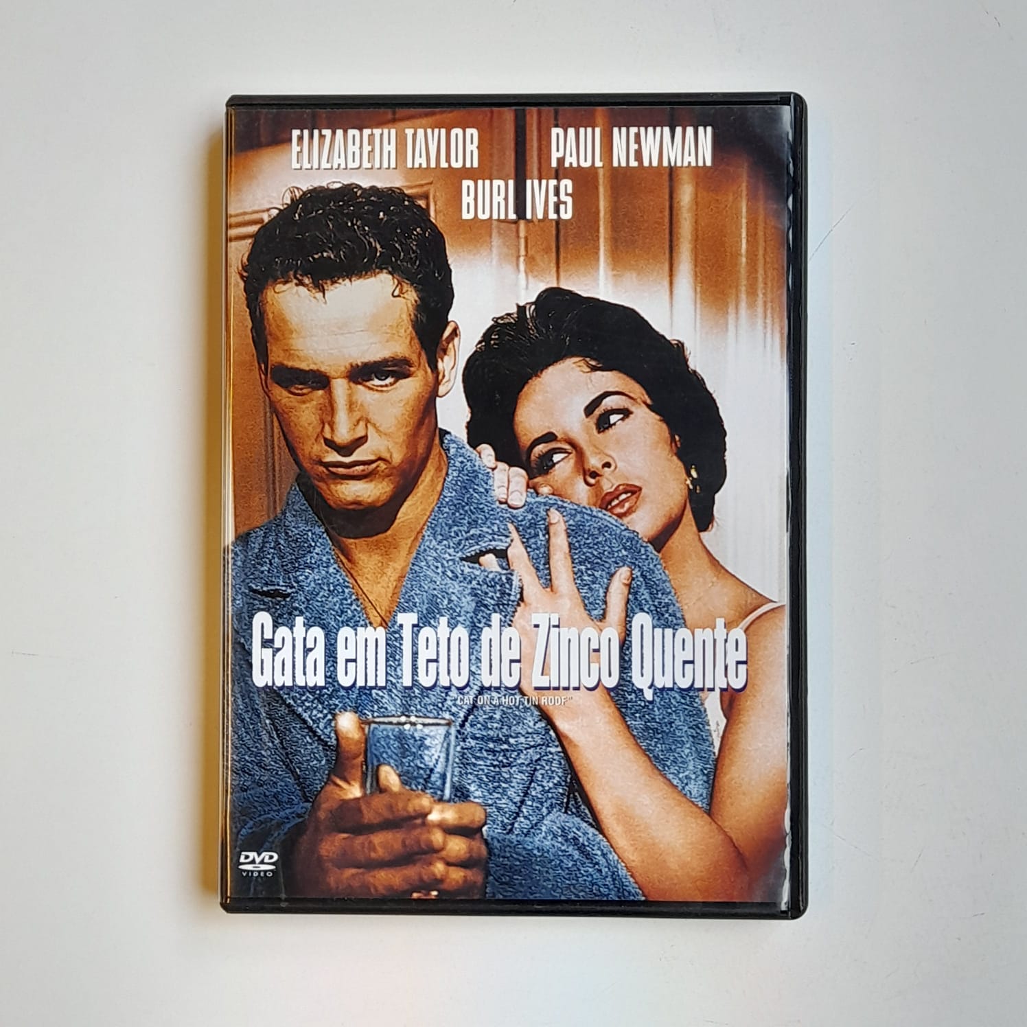DVD Gata em Teto de Zinco Quente