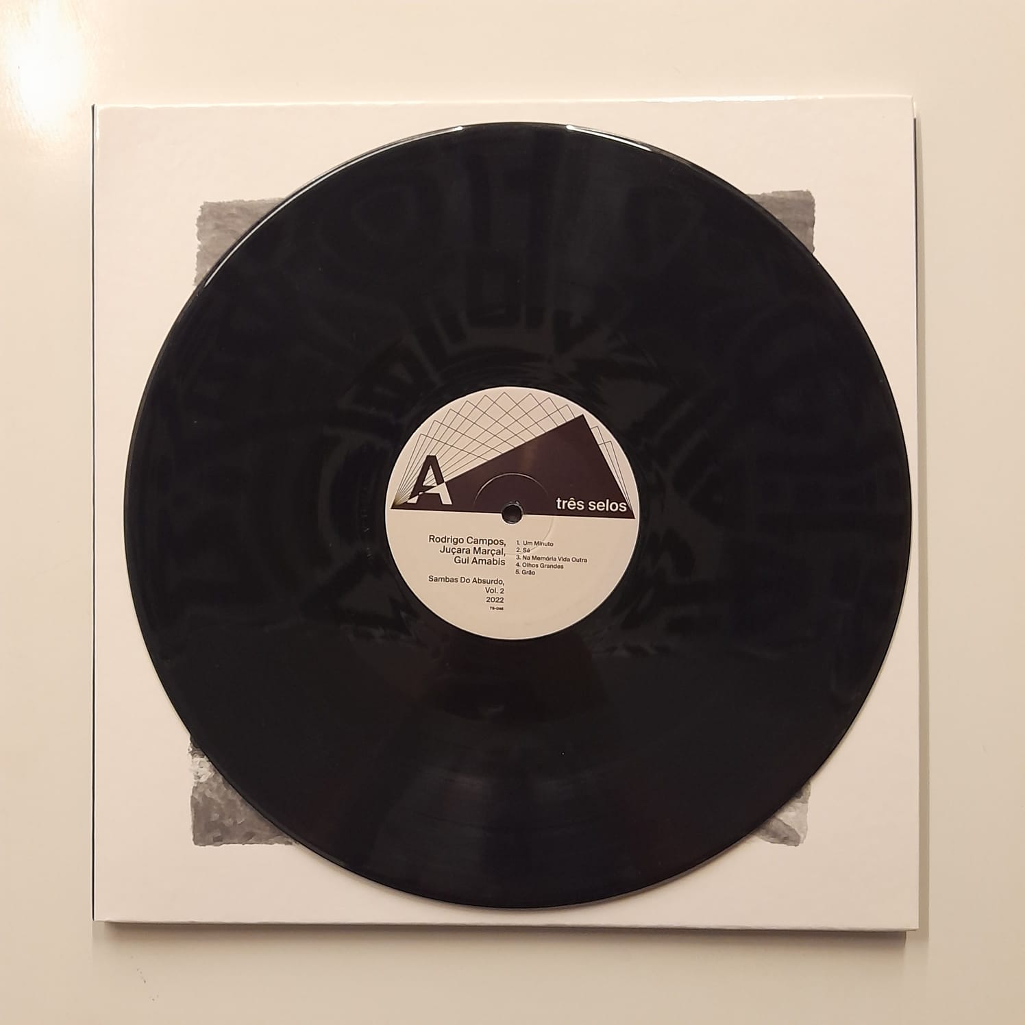 LP Rodrigo Campos, Gui Amabis, Juçara Marçal – Sambas Do Absurdo, Vol. 2 - Imagem 3